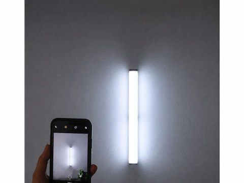 Lampka samoprzylepna listwa podszafkowa do szafy