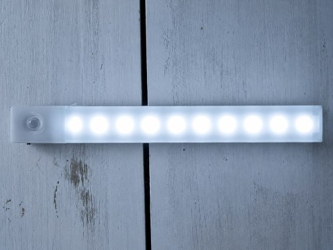 Lampka samoprzylepna listwa podszafkowa do szafy