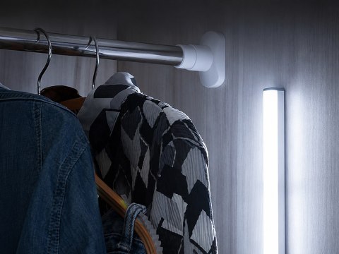 Lampka samoprzylepna listwa podszafkowa do szafy