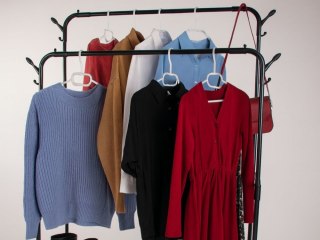 Wieszak stojący na ubrania z półkami na buty kurtki metalowa garderoba